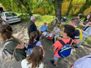 Kavalkás a startnál, Kastélypark utca - Darvas Kata tanárnő, Steindl Zsuzsa és Wiesner Péter tanár úr